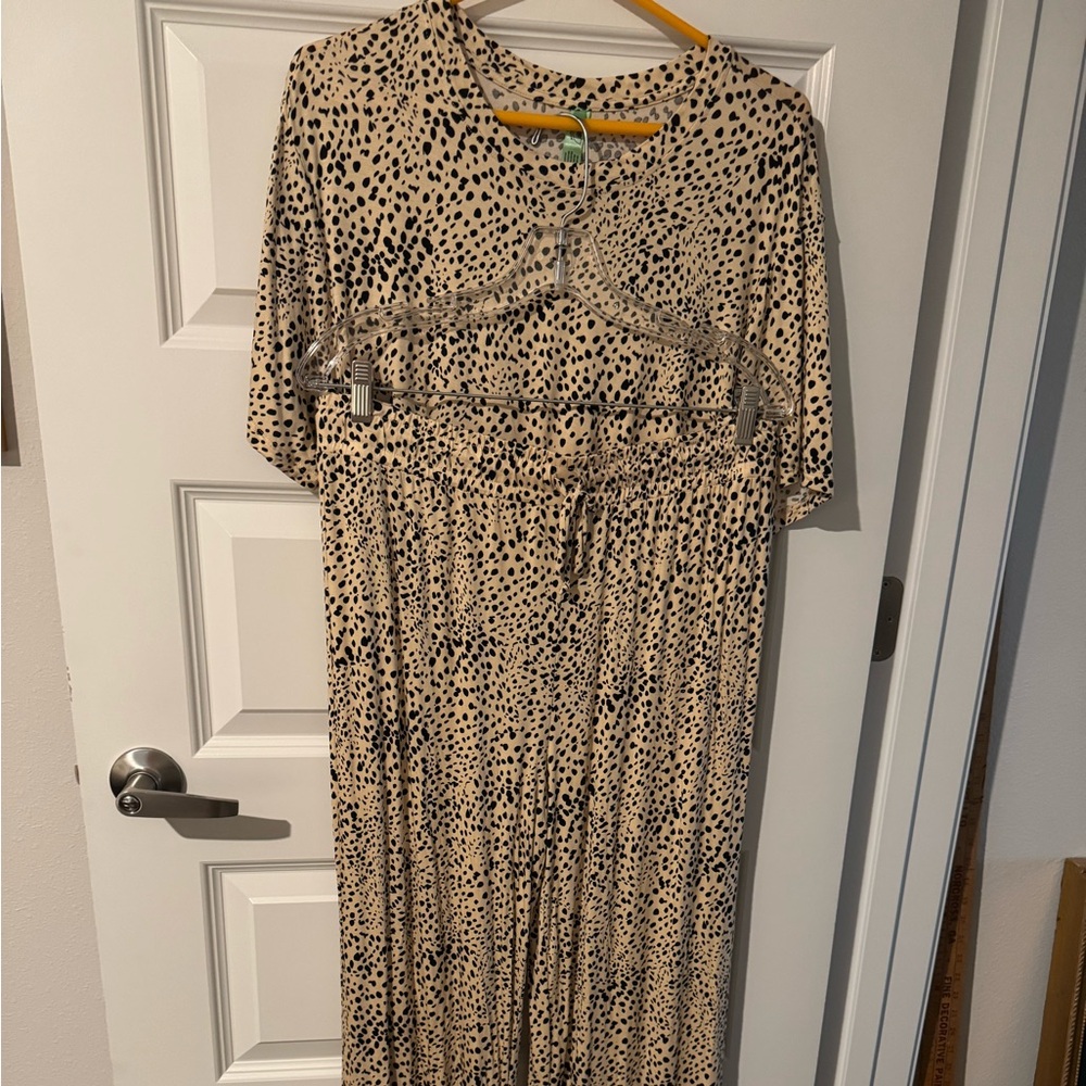 Honeydew Beige and Black leopard print Pajama set Sz L